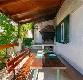 2 Bedroom Apartment with Shared Pool in Uvala Ljubljeva nr Trogir, Sleeps 4-5